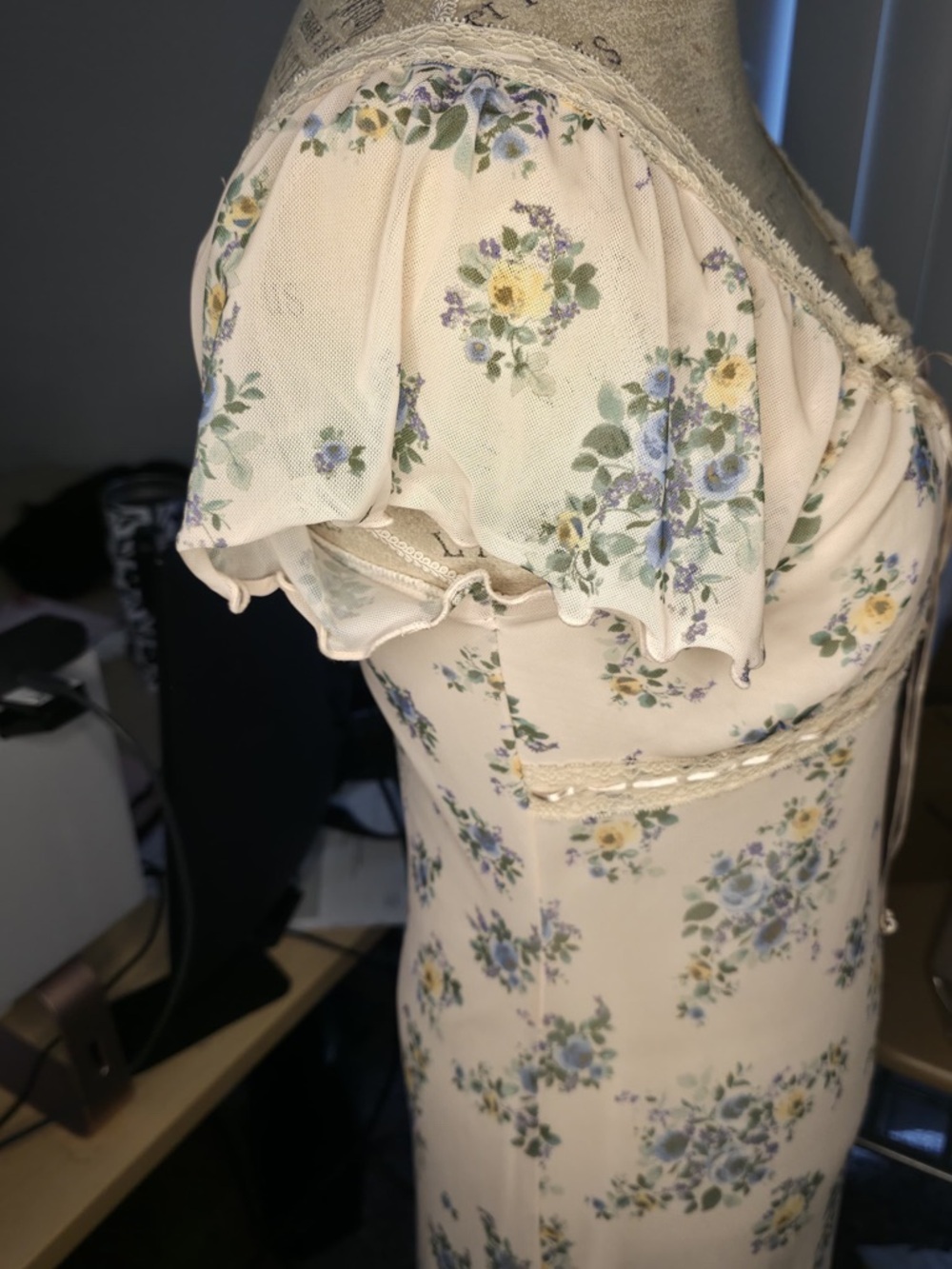 Delicate Cream Floral Ruffle-Sleeve Dress - Picture 4 of 5
